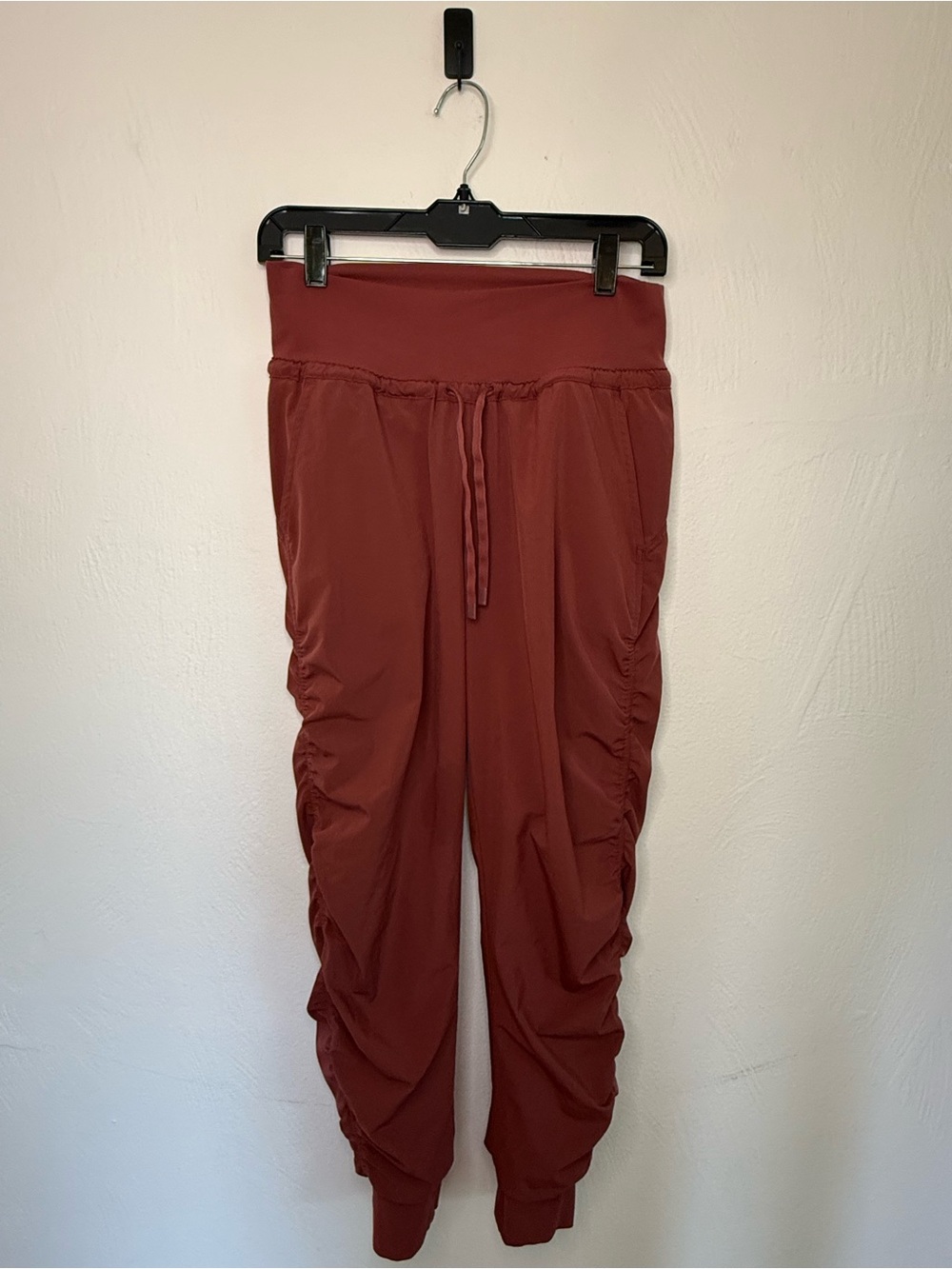 Athleta Burgundy Women’s Sweatpants with Side Ruching - Attitude Lined Pants